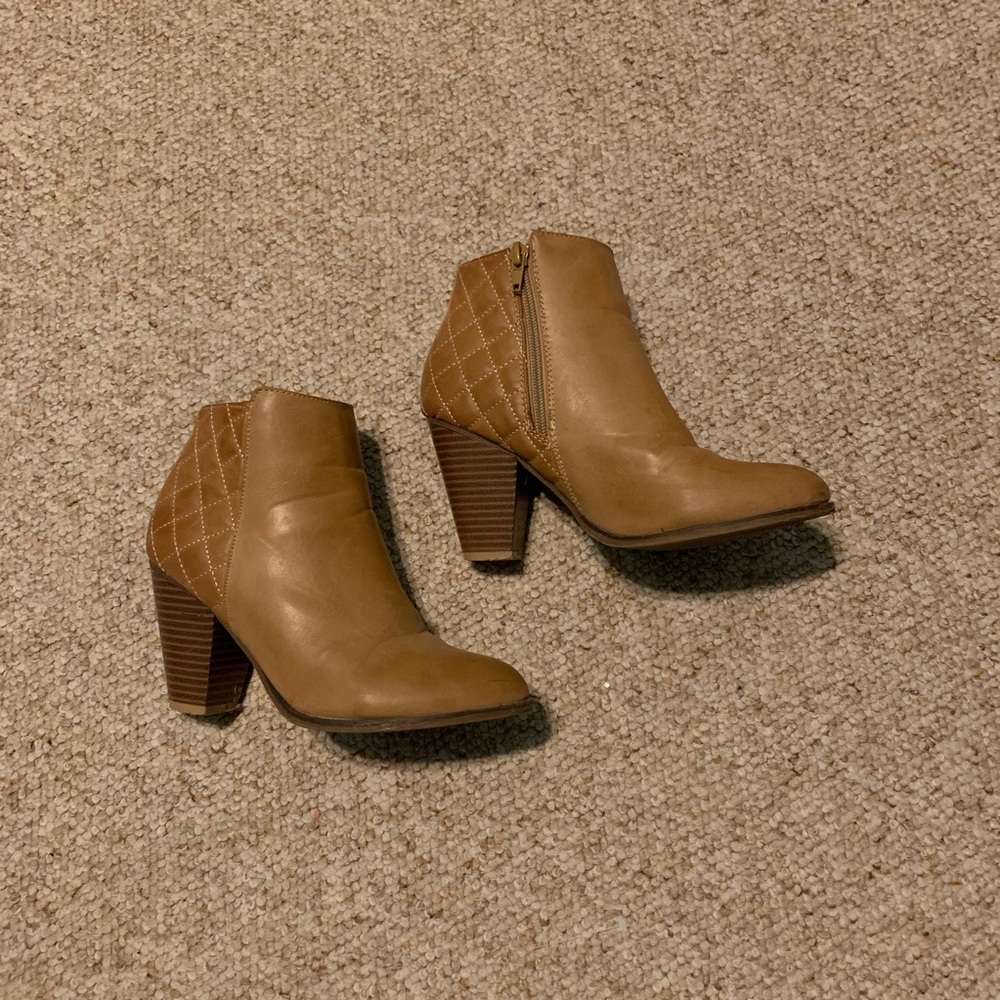 Tan booties with quilted detail | size 6